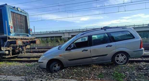 Tragedia sfiorata a Porto d'Ascoli: auto fuori strada rompe la recinzione e finisce sulle rotaie. Per fortuna non passavano treni