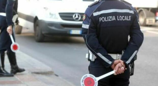 Quattro agenti di polizia locale indagati per tortura: «Hanno aggredito un marocchino al pronto soccorso»