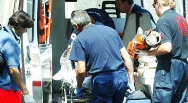 ​Travolta dagli scaffali in fabbrica, operaia 44enne finisce in ospedale