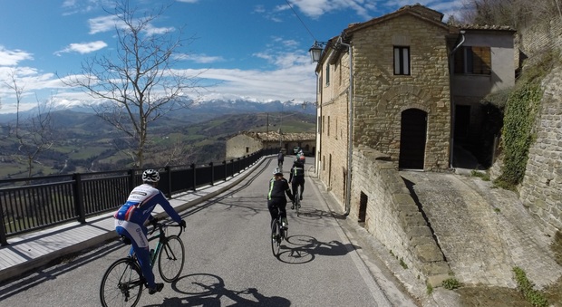 La primavera sui Monti Azzurri: riscoprire i Sibillini in bicicletta