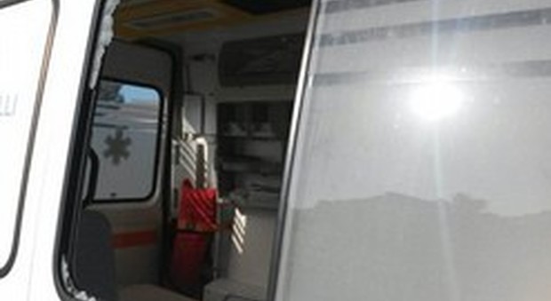 Napoli, raid punitivo contro ambulanza: sassaiola contro i vetri