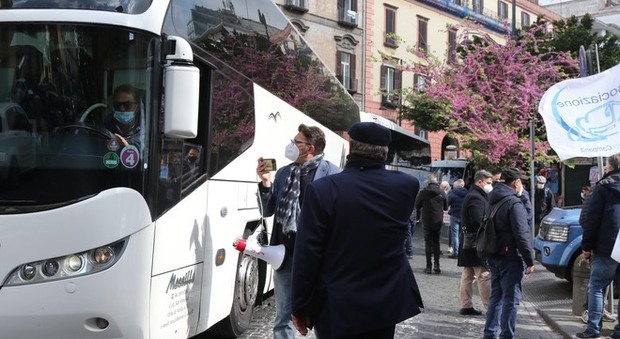 Covid, protesta dei bus turistici davanti alla sede della Regione Campania