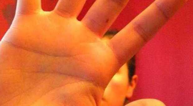 Latina, picchia e maltratta madre e sorella: arrestato un ragazzo di 21 anni a Terracina
