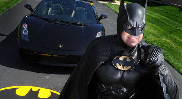 Batman-Robinson tradito dalla batmobile: ​muore in un incidente il sosia più famoso