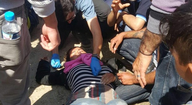 Migranti, la polizia macedone spara lacrimogeni sui profughi al confine greco
