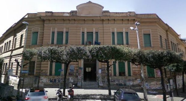 Napoli, ressa tra studenti e prof in una scuola: vicepreside in ospedale