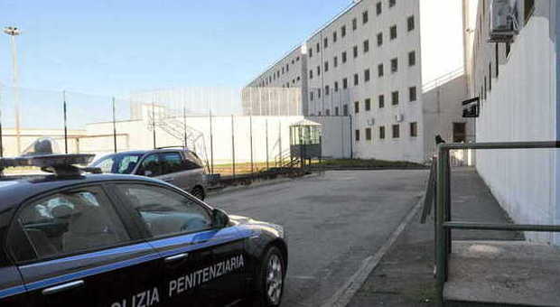 Viterbo, coltellate in carcere tra italiani e romeni: tredici feriti di cui tre gravi