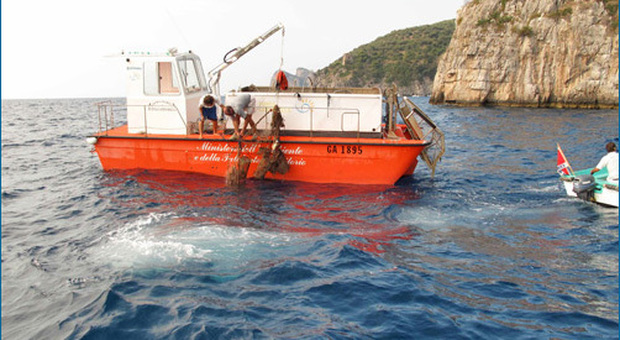 Yacht orfani dello spazzamare: esposti e proteste a Capri