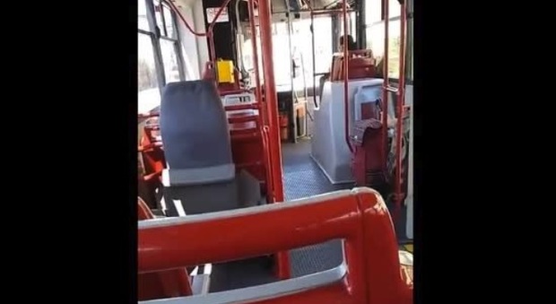 Bestemmie e frasi razziste sul bus contro la passeggera: autista denunciato