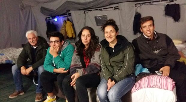 Terremoto, i ragazzi che resistono in tenda: di notte ronde anti sciacalli