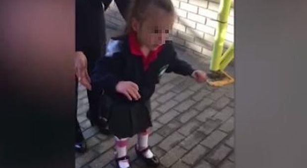 Bimba di 4 anni affetta da paresi cerebrale cammina sola il suo primo giorno di scuola: le immagini commuovono il web