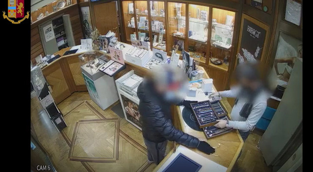 Napoli: tenta di rapinare una gioielleria, inchiodato dalle telecamere