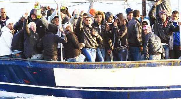 Alcuni migranti su un barcone