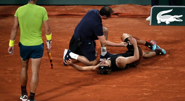 Zverev, brutto infortunio alla caviglia durante il match contro Nadal: il tedesco si ritira in lacrime