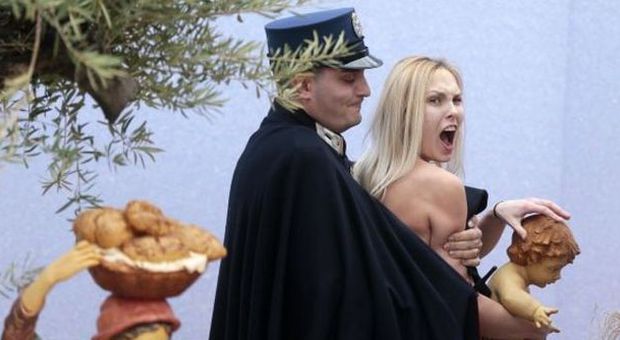 ​Femen in topless a San Pietro, assalto al presepe: preso il bambinello, interviene la vigilanza
