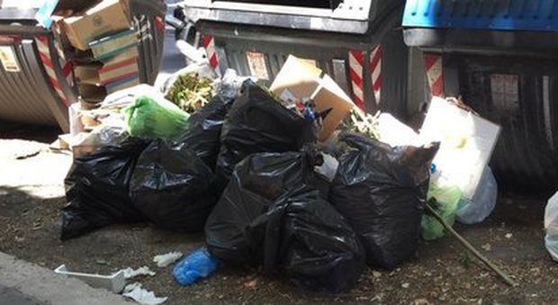Roma, Rifiuti in strada, impianti pieni: contro l'emergenza turni anche l'8 dicembre