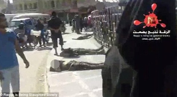 Isis, nella "Capitale" dello Stato islamico cadaveri decapitati lasciati in strada tra i passanti indifferenti