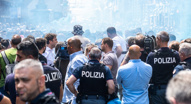La protesta dei tassisti blocca Roma: petardi e fumogeni in via del Corso, Palazzo Chigi blindata