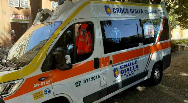 Ancona, va a sbattere contro un'auto mentre guida il monopattino: un 26enne all'ospedale in codice rosso