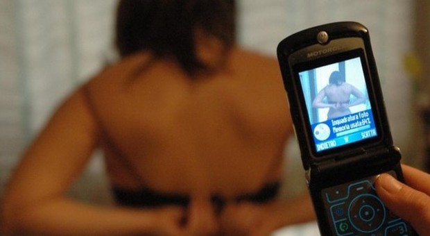 Videochiamate porno sul cellulare della ex di un amico, assolto un campano