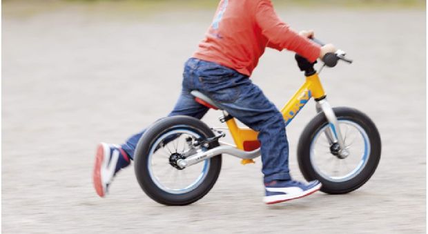 Bimbo di 4 anni fugge dall'asilo in bici: lo ritrovano in piazza