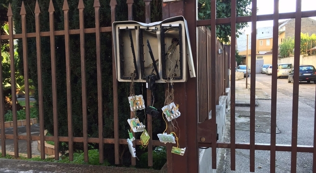 Attentato nella notte: esplode bomba carta davanti a un cancello