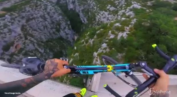 Brumotti choc: in bici in bilico sul parapetto del ponte più alto d'Europa