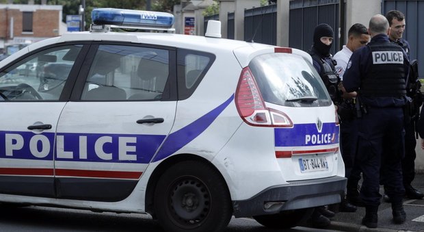 Parigi, militare aggredito da uomo armato di coltello: paura nel metrò