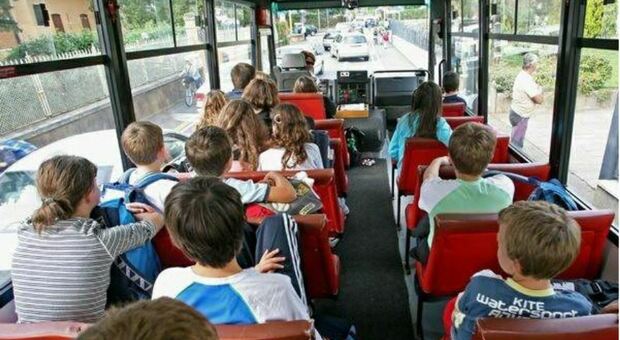Ragazzino di 12 anni scende dallo scuolabus e viene investito da una Bmw