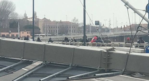 Tragedia sfiorata sul Ponte: traffico bloccato per il crollo di un traliccio