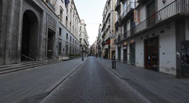 Coronavirus, ecco la bella Napoli: strade e piazze sono deserte