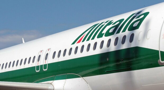 Alitalia, ricavi giù dell'80%. Un altro rinvio per gli stipendi