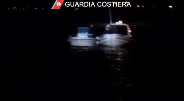 La barca finisce sugli scogli, due diportisti soccorsi dalla Guardia Costiera