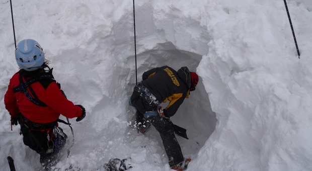 Alpinisti investiti e trascinati dalla slavina di neve e sassi: muore una veneziana 54enne