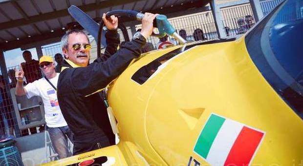 Venezia, tragedia durante l'air show: aereo cade sul Lido, morto il pilota campione