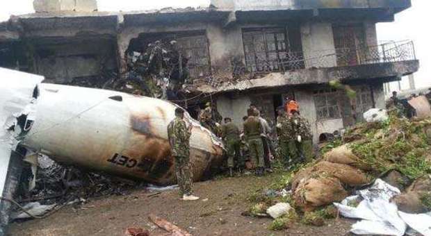 Kenya, aereo si schianta contro un palazzo: 4 morti