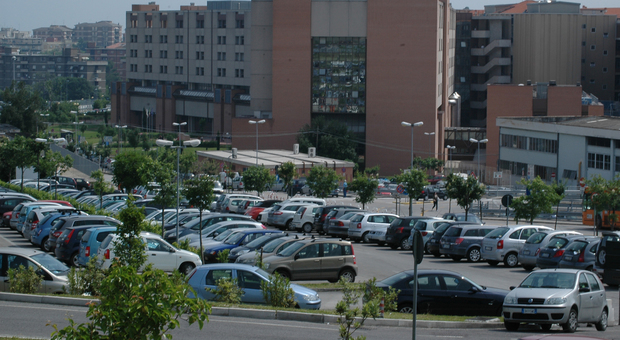 Il parcheggio a pagamento davanti all’ospedale regionale di Torrette