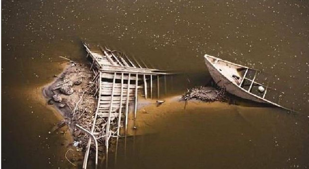 La secca del Po fa affiorare i resti del ponte distrutto durante la II guerra mondiale