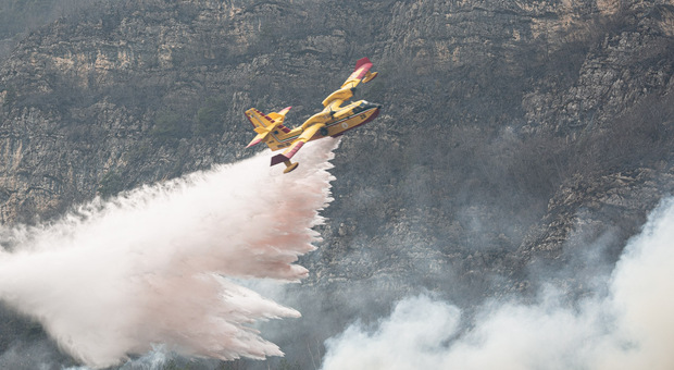 Un Canadair in azione sull'incendio del Carso