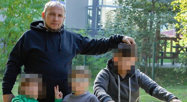 Ucraina, padre fugge da un campo di prigionia russo per salvare i figli dall’adozione