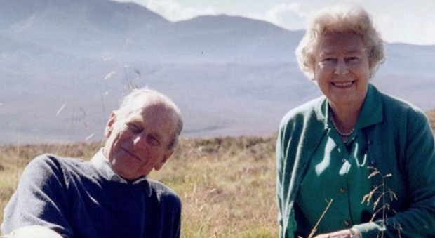 Elisabetta domani compirà 95 anni (e potrebbe annunciare le dimissioni): ecco chi sarà con lei