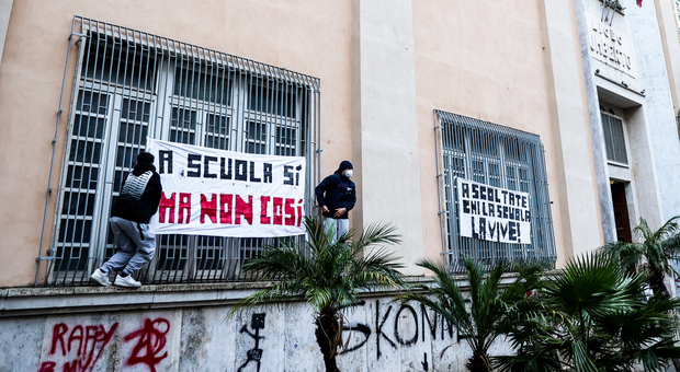 Scuole aperte in Campania ma nei licei c'è sciopero: la mappa degli istituti in rivolta