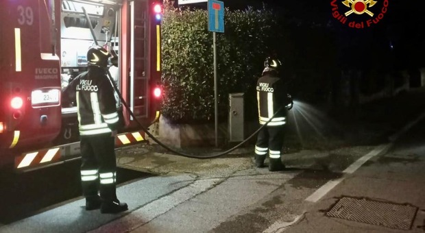 Autovelox, colonnina data alle fiamme nella notte: intervengono i pompieri