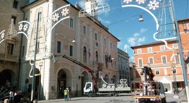Il montaggio delle luminarie in piazza Vittorio Emanuele II