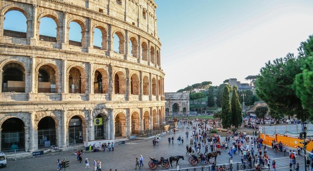 Roma, falso allarme bomba per una valigia abbandonata vicino al Colosseo