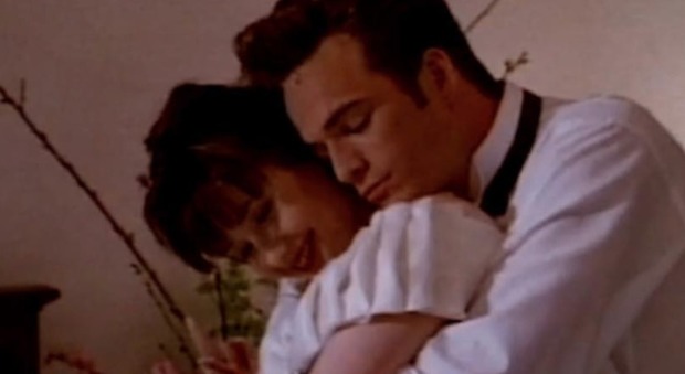 Luke Perry malato, Brenda e il tenero abbraccio di Dylan: la foto di Shannen Doherty commuove il web