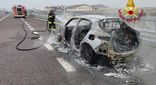 Auto a fuoco a Montegaldella, sull'autostrada A31