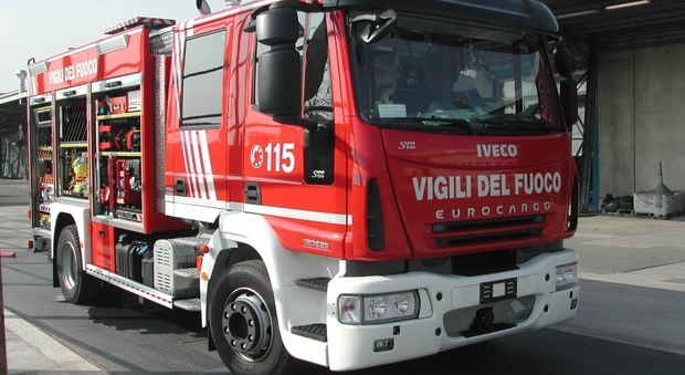 Genova, incendio in una casa, crolla il soffitto: gravi marito e moglie