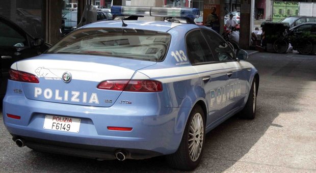 Si calano dal balcone col sacco della refurtiva: arrestati 2 ladri albanesi
