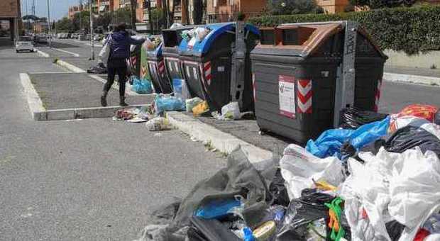 Acilia, l'Ama non svuota i cassonetti: le strade del quartiere invase di rifiuti